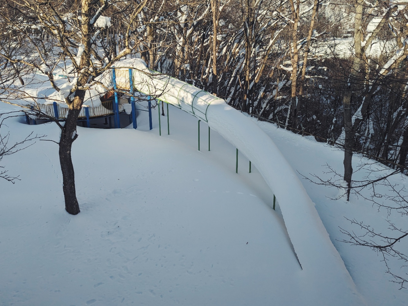 雪に埋まったすべり台