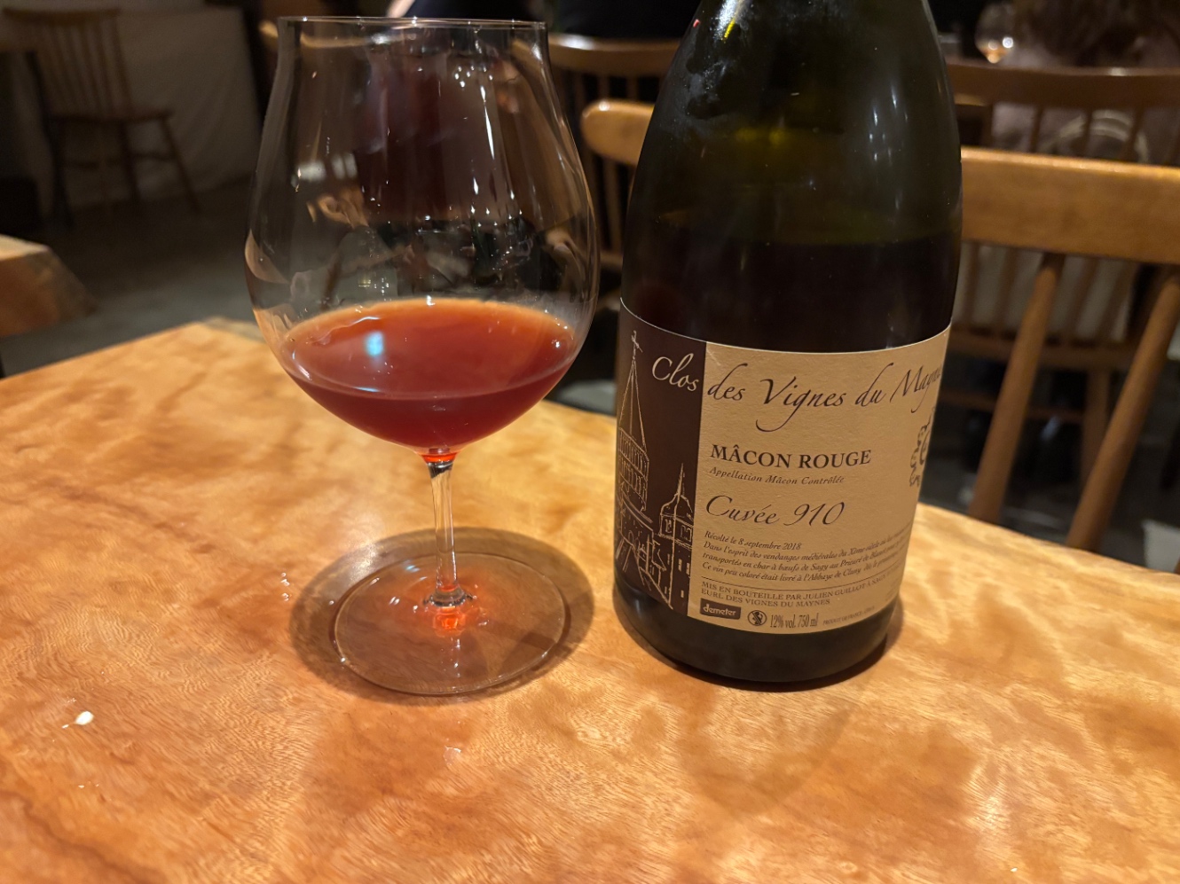 赤ワインのグラスとボトル  Macon Rouge Cuvee 910