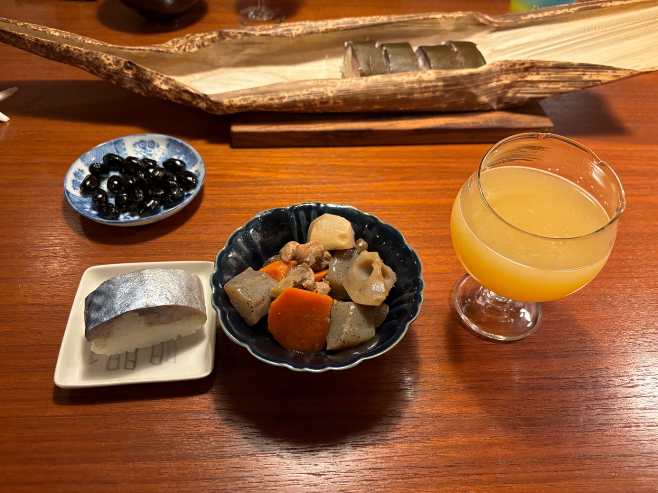 黒豆、鯖寿司、筑前煮、ビール