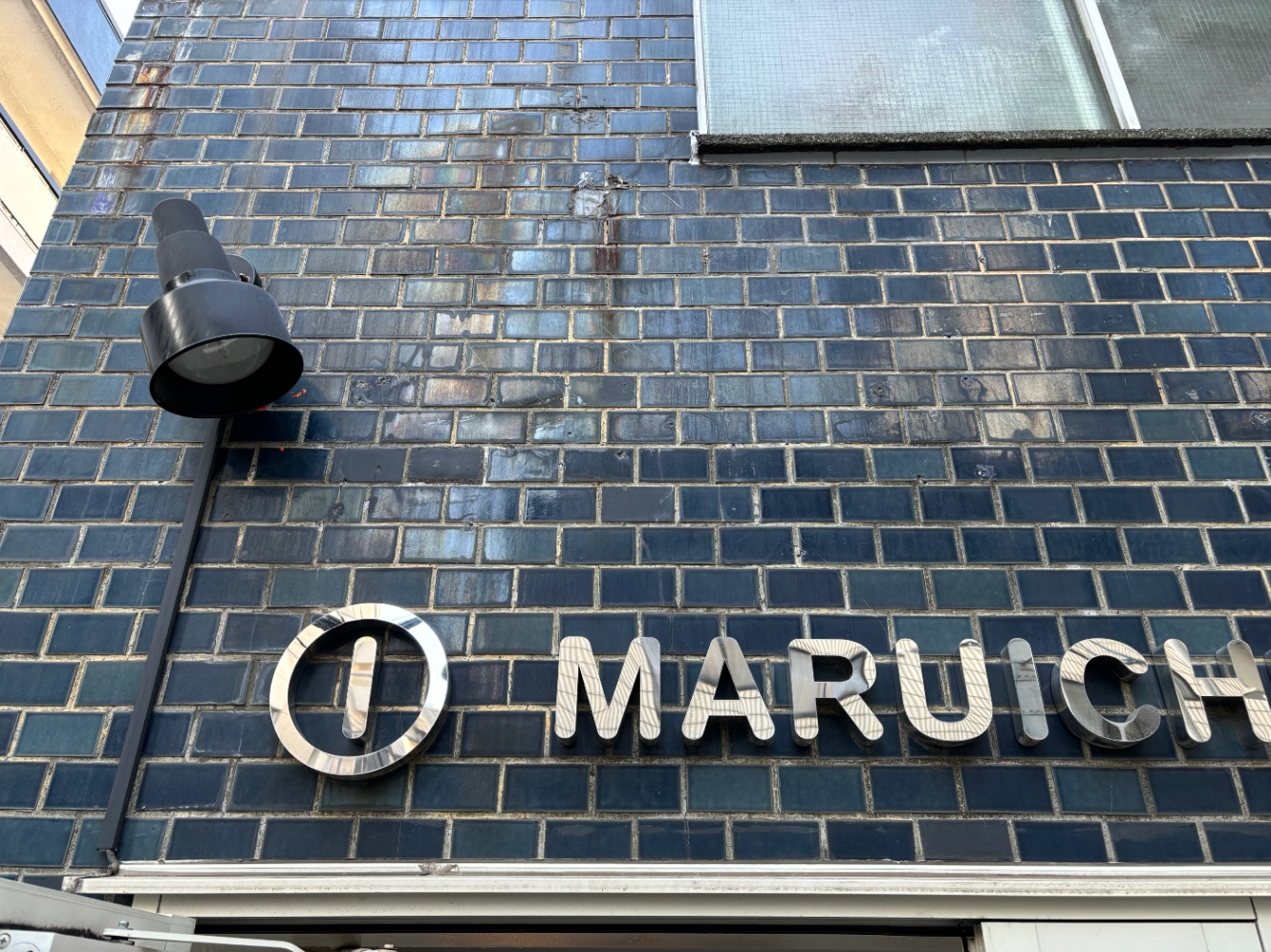 ベーグル屋の看板　MARUICHとアルファベットが貼られている