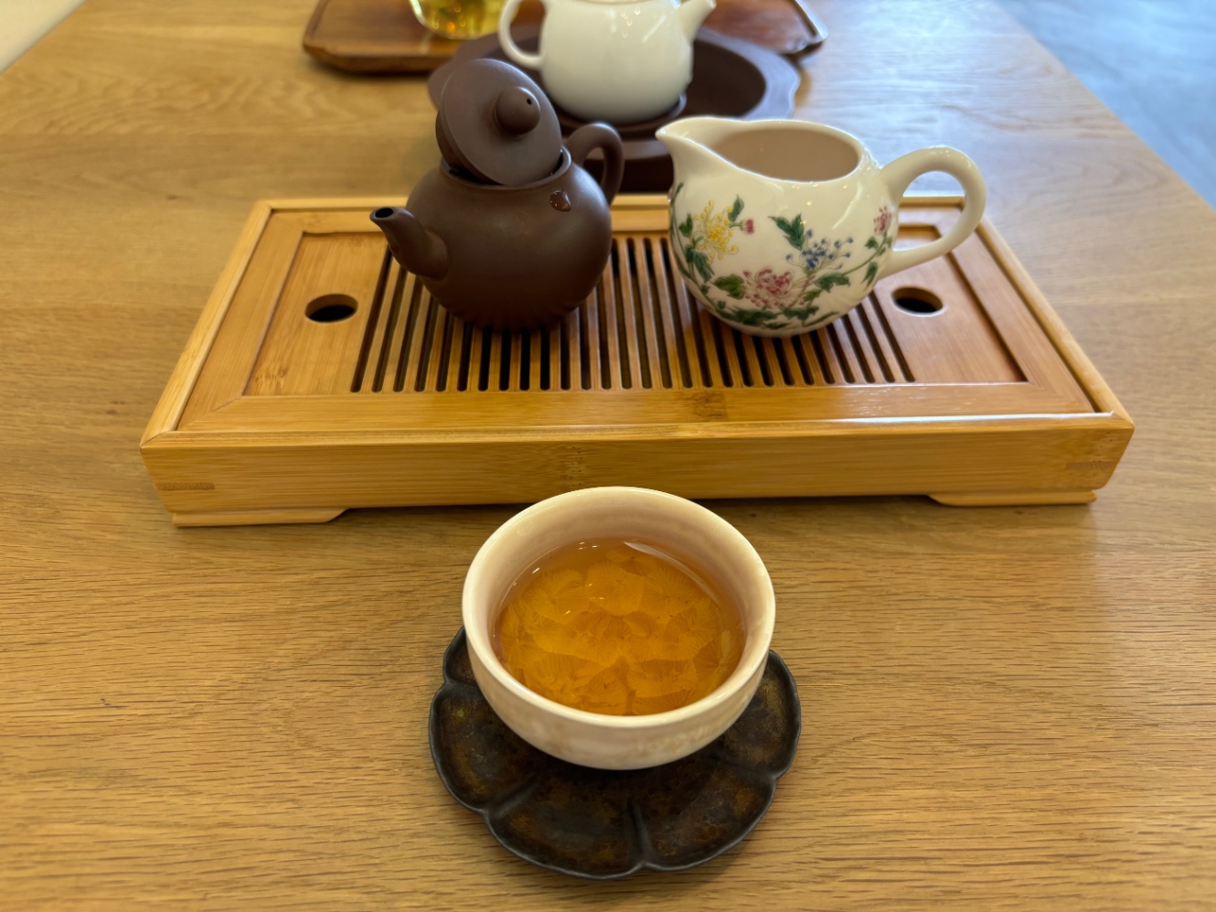 台湾茶の茶器と器に注がれた台湾茶