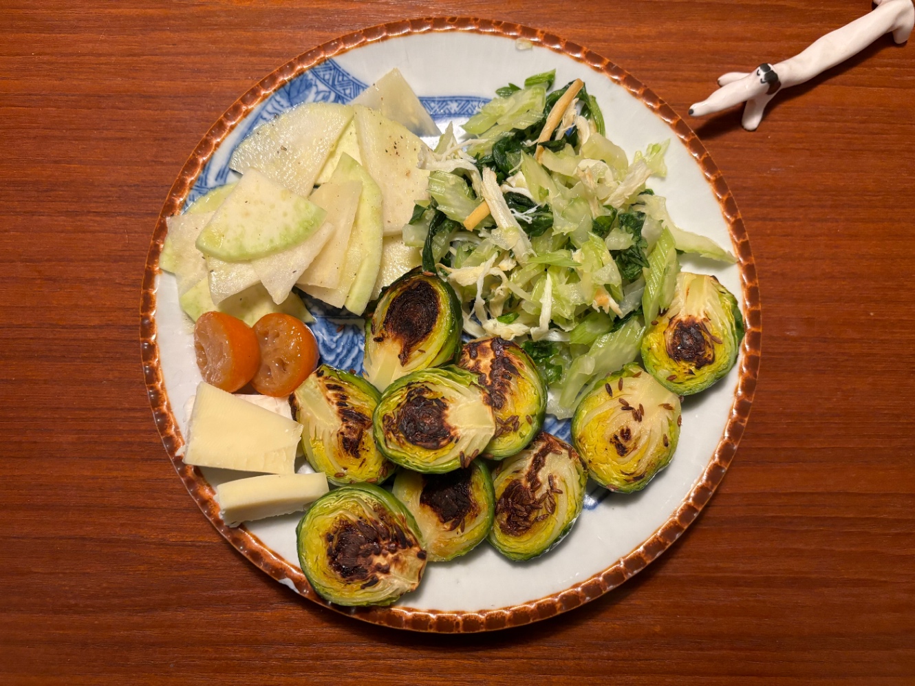 チーズ、焼いた芽キャベツ、さきいかとセロリのあえもの、コールラビのマリネ