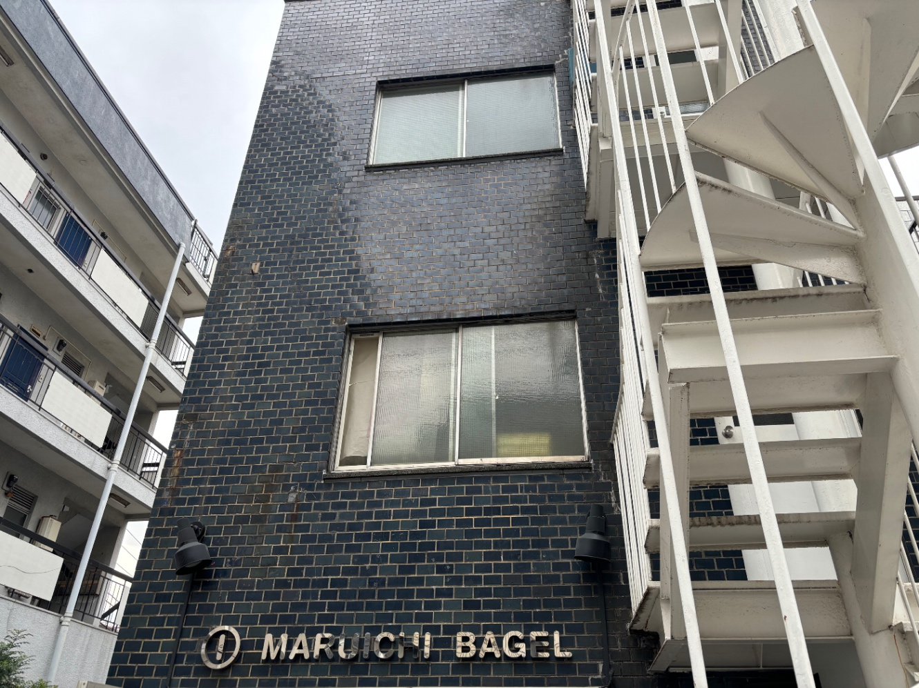 好きなベーグルやの外観　MARUICHI BAGELと店の名前のアルファベットが外壁に備え付けられている