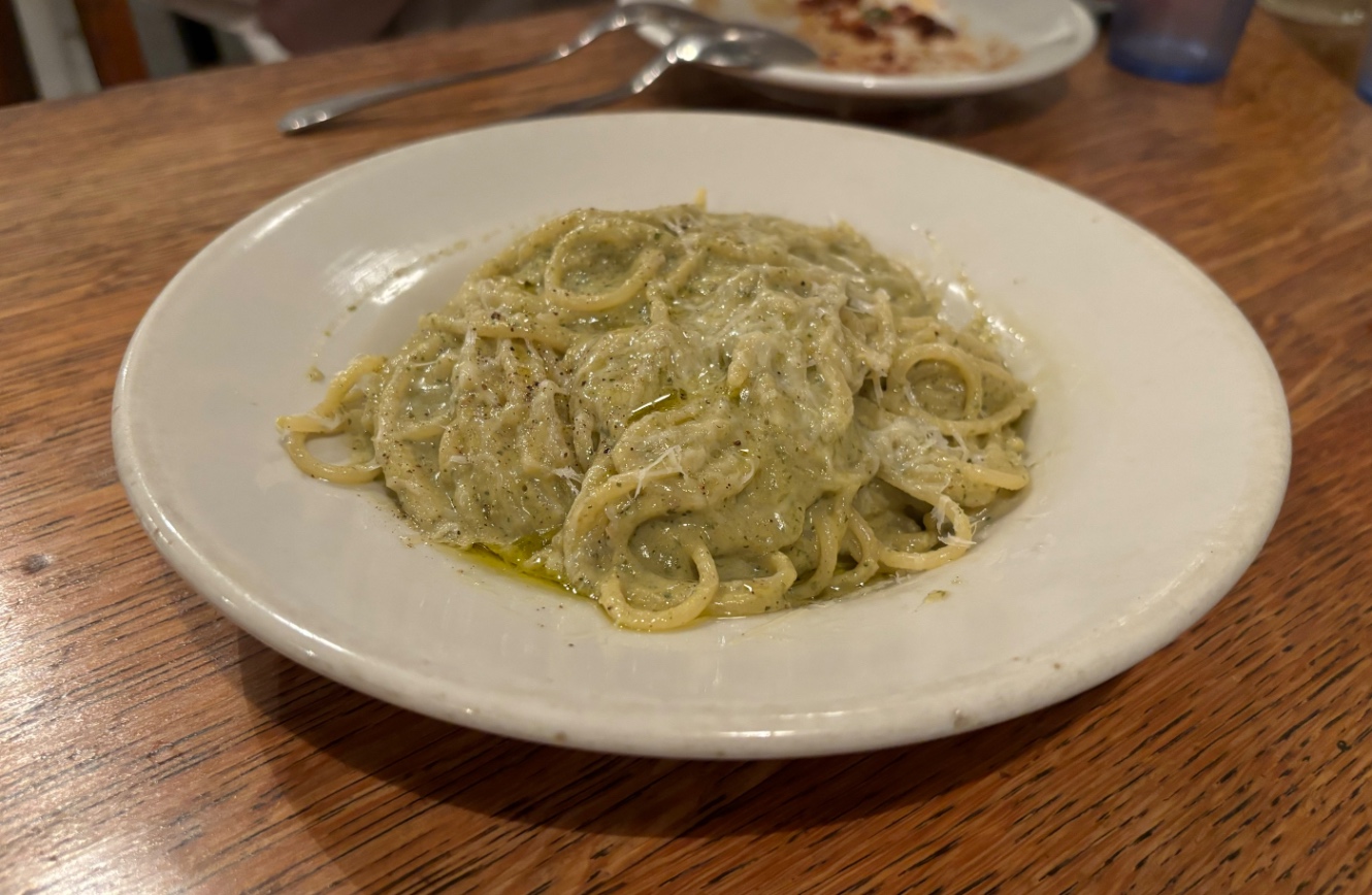 ズッキーニとミントペーストのパスタ　チーズがたくさんかかっている