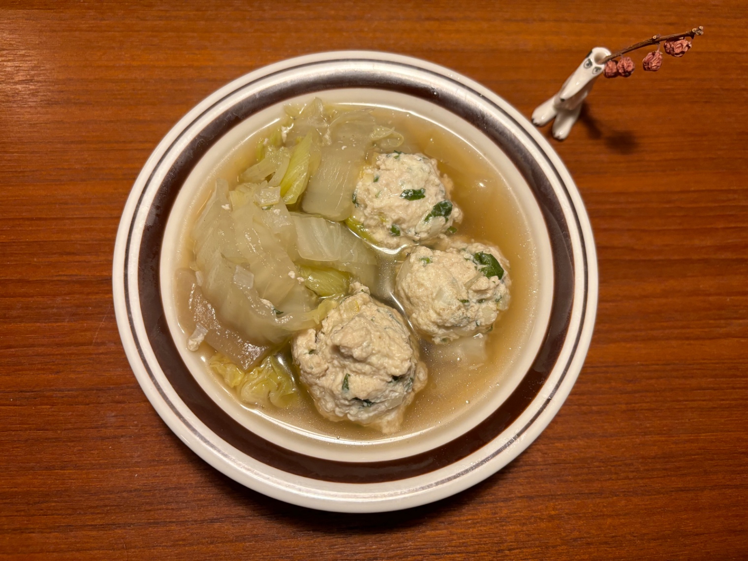 皿によそわれた鶏団子と白菜のスープ