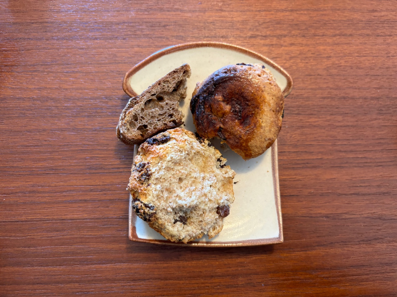 スパイスが入ったパンと半分に割ったスコーン