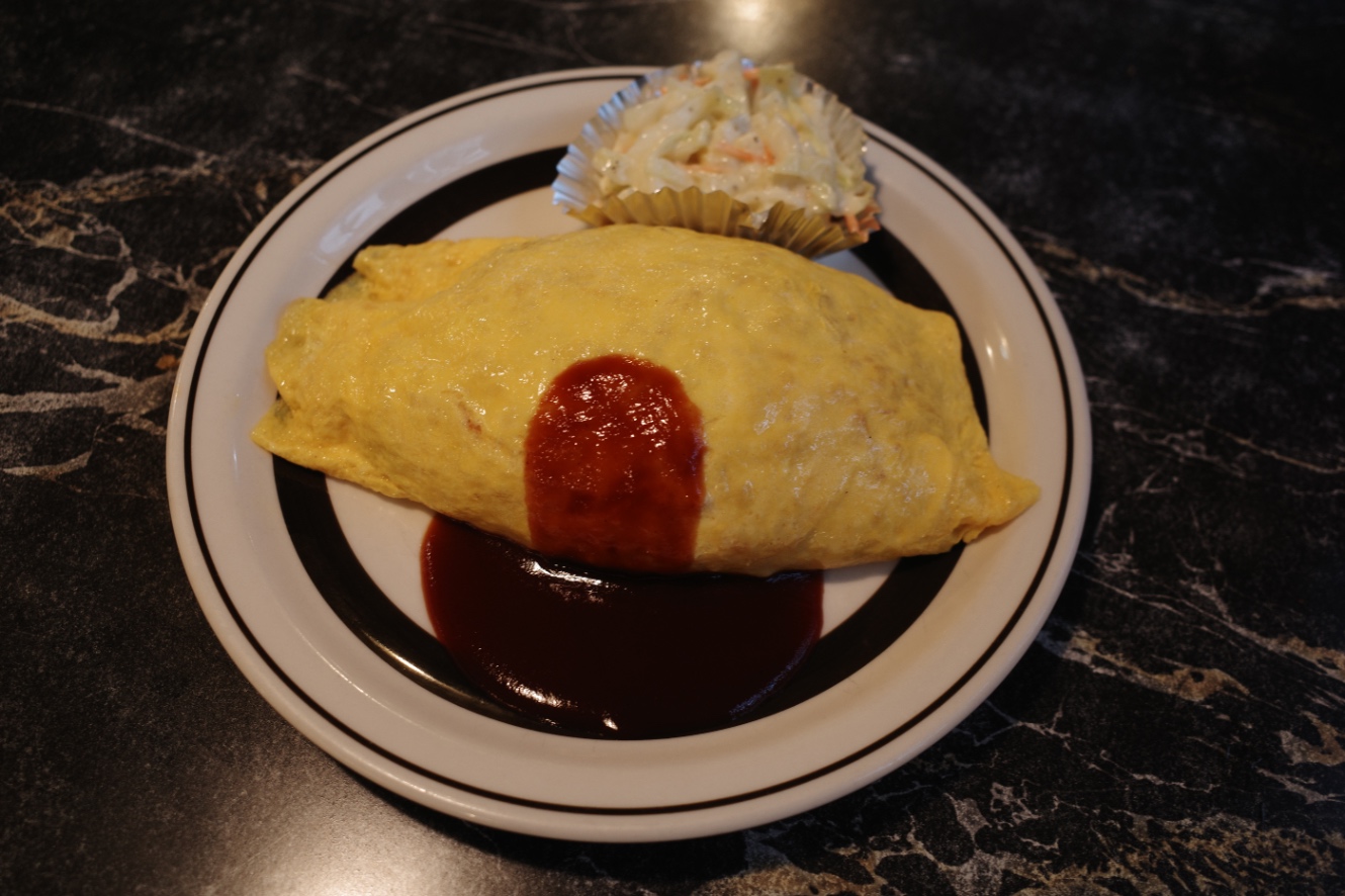 オムライスとコールスローサラダ