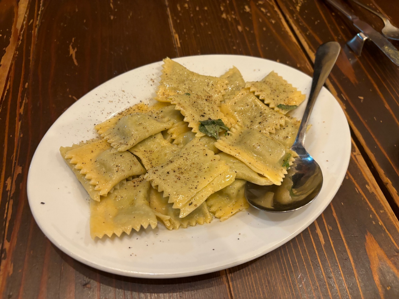 セージのペーストが包まれているラビオリのような形のパスタ