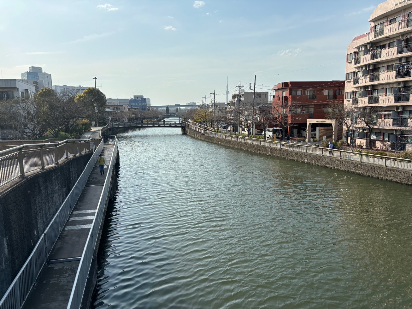 川　遠くに橋がかかっているのが見える