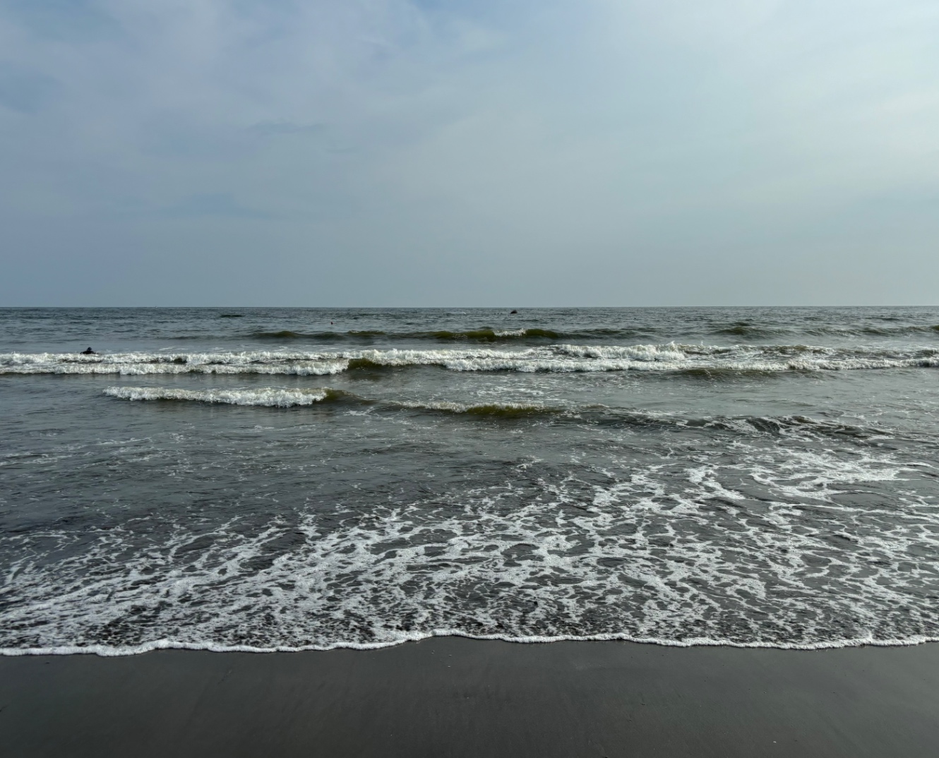 波が浜に寄せている海