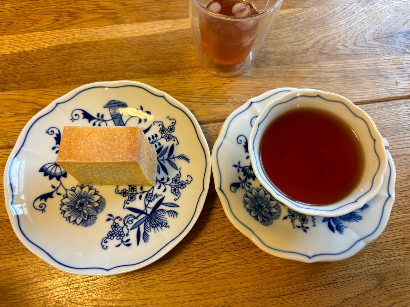 皿の上の上に四角い焼菓子と紅茶