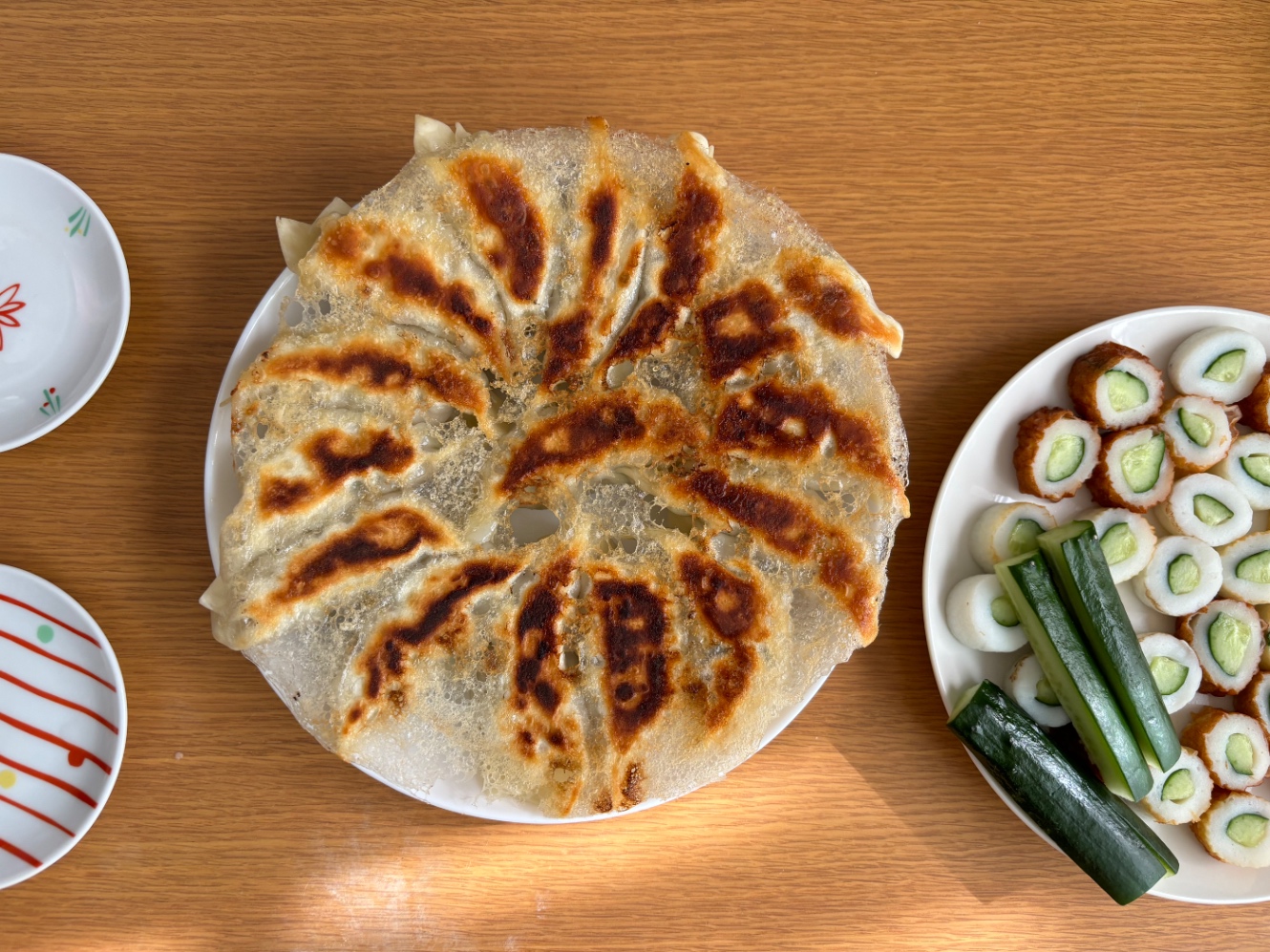 羽付の餃子ときゅうりをちくわに差し込んだもの