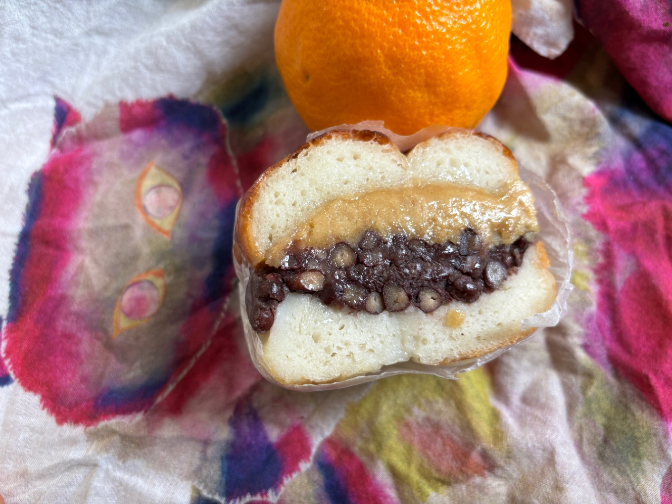 米粉のベーグルにハニーセサミと小豆のサンドとデコポン