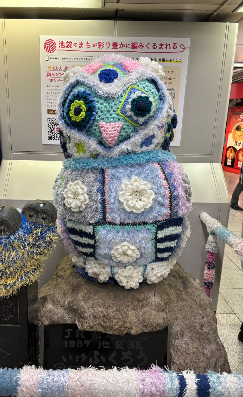 池袋駅のフクロウの形のモニュメントが毛糸の服を着せられている