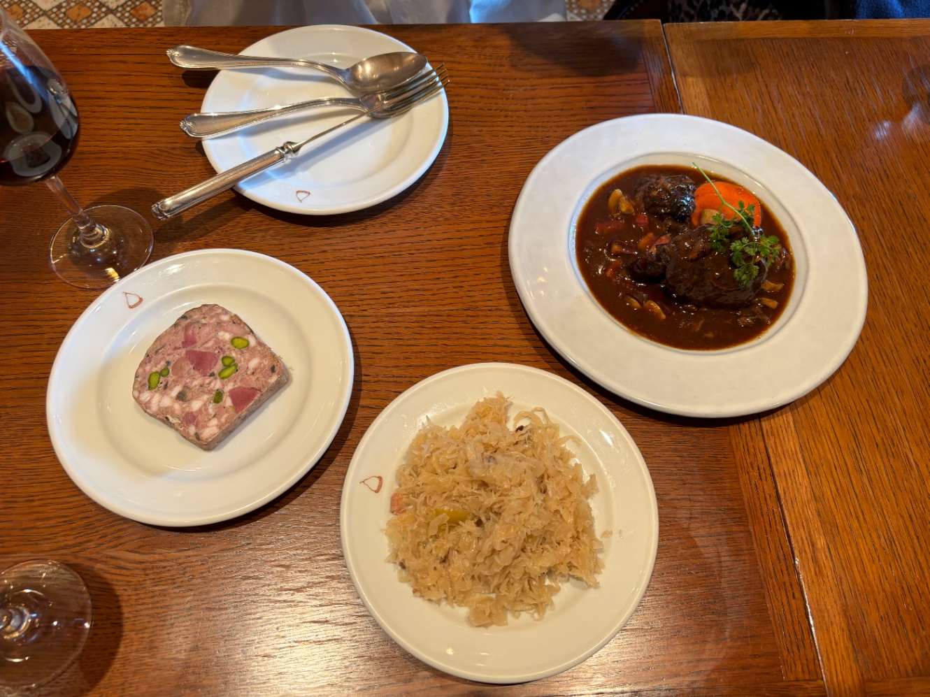 牛肉の煮込み、パテ、シュークルト