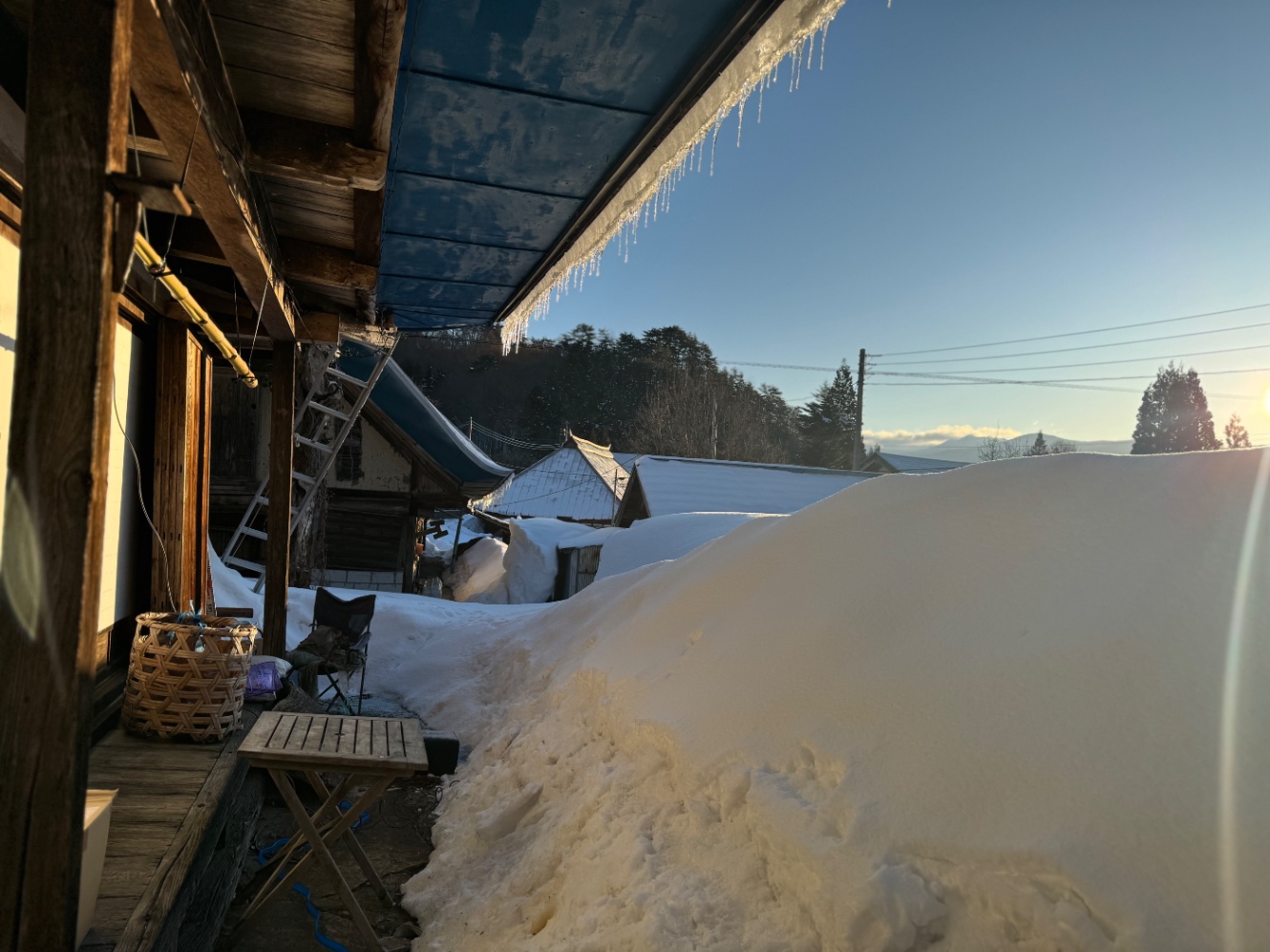 滞在先の縁側から雪解けの一枚。こちらに住まわせてもらう予定です。