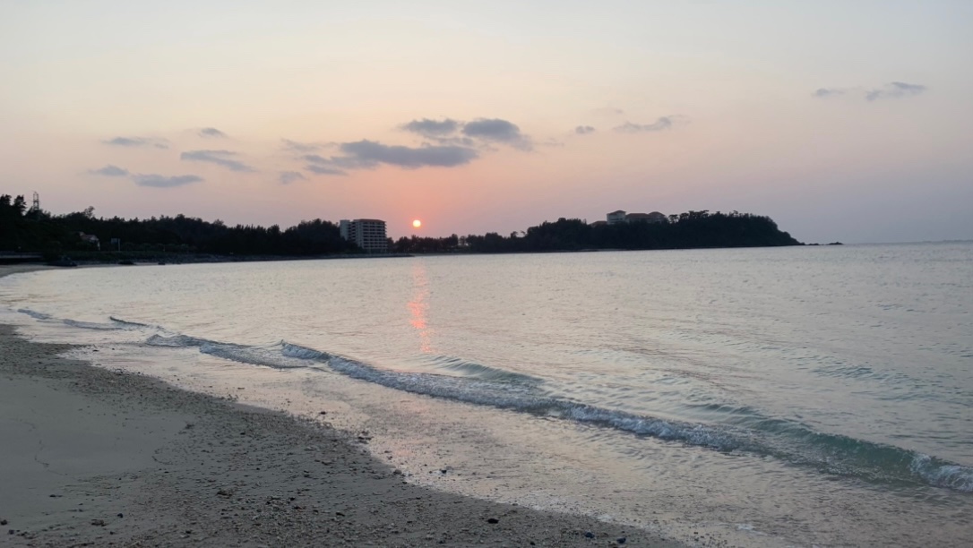 ウェディングフォトを撮ったビーチ、夕方