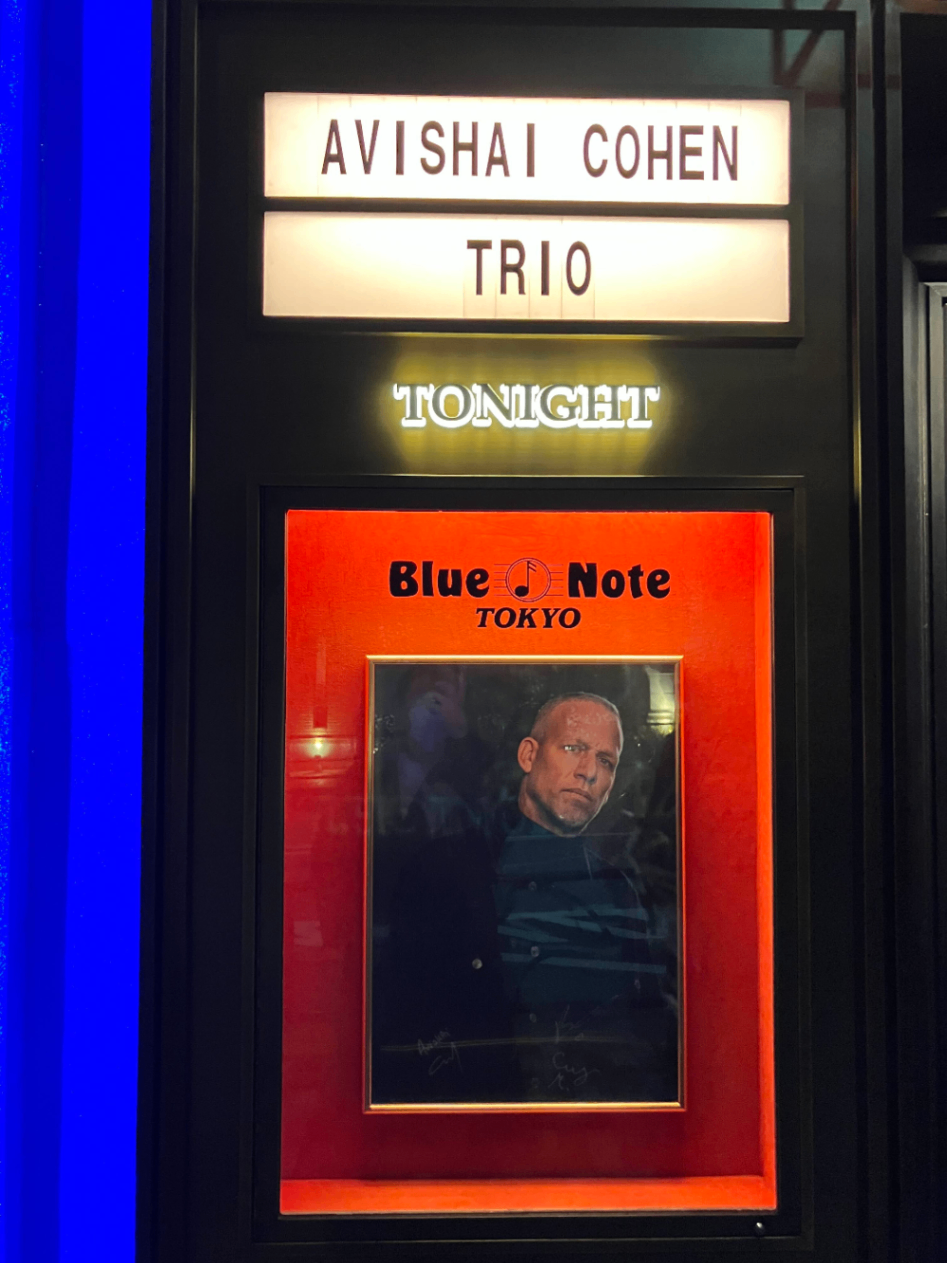 Blue Note Tokyoの玄関口にあるアーティスト紹介写真。写っているのはAvishai Cohen