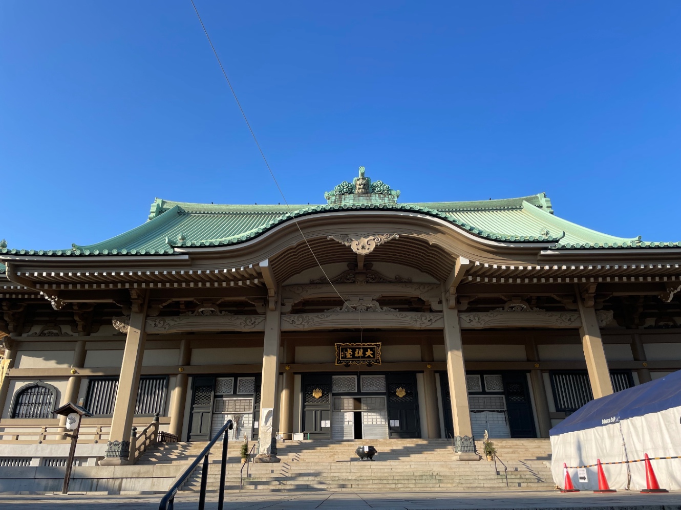 真っ青な空にお寺は映えるな