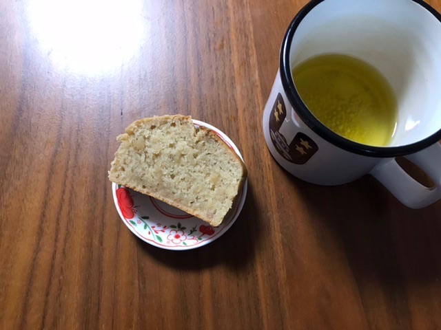 豆乳バナナパウンドケーキ　緑茶の入ったマグカップ