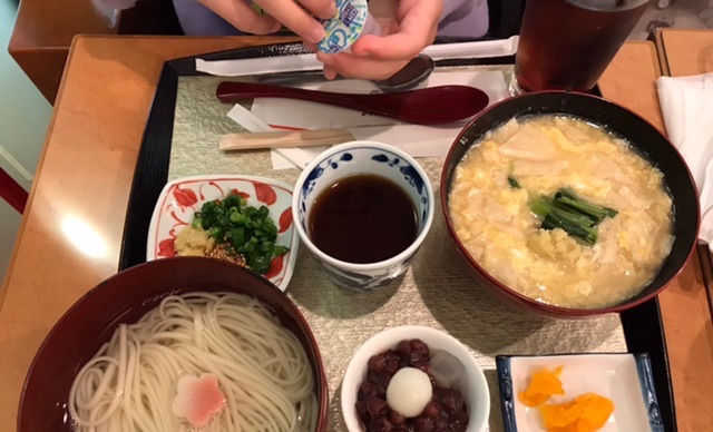 左側に釜揚げ稲庭うどん　右側に湯葉丼