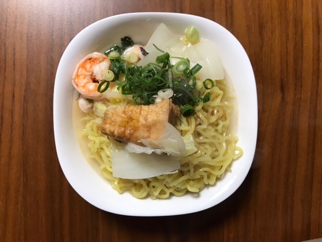 エビの入ったラーメン