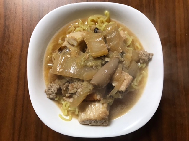 四角い皿に盛られたラーメンと鍋の具材