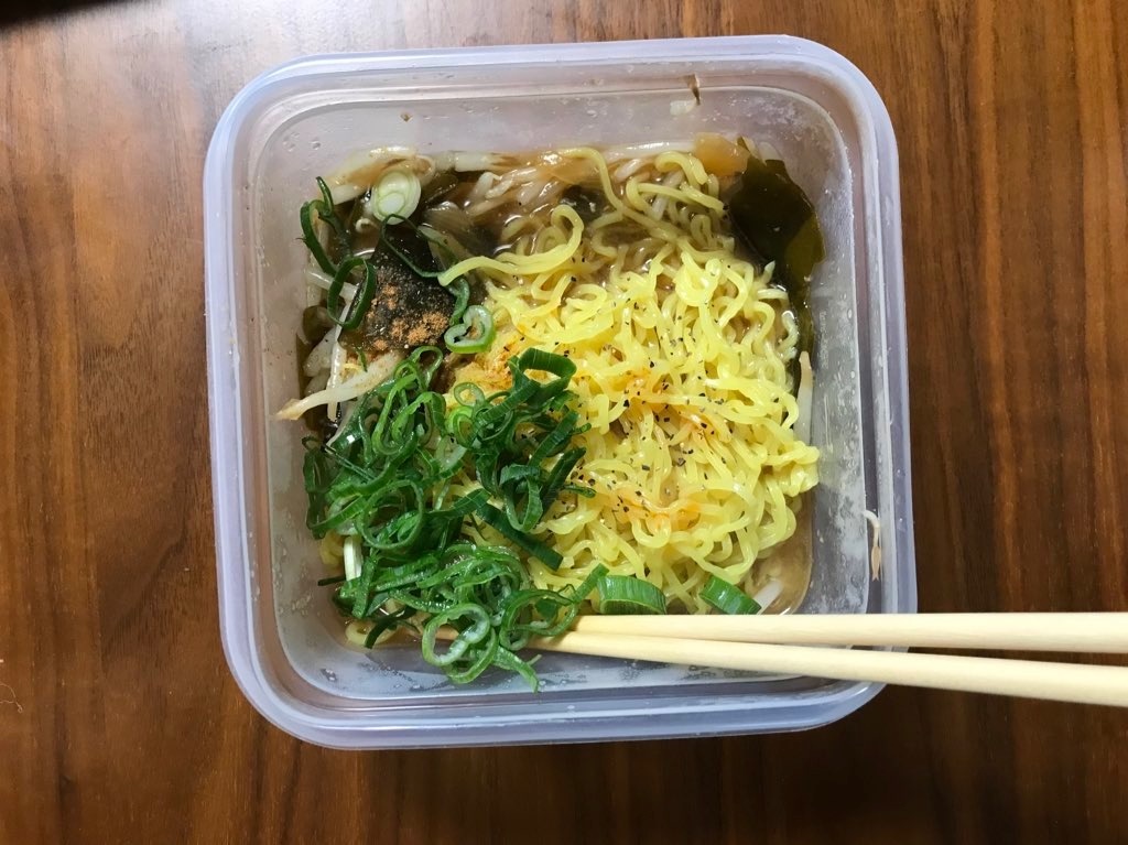 タッパーに入った中華麺とネギと味噌汁の残り