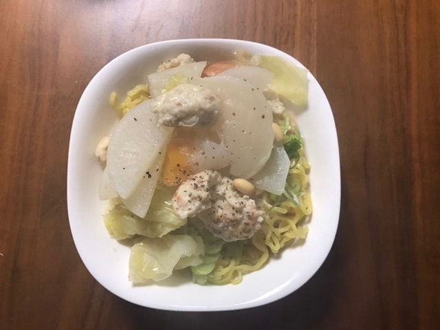 鶏団子ラーメン鍋を皿に盛り付けたもの