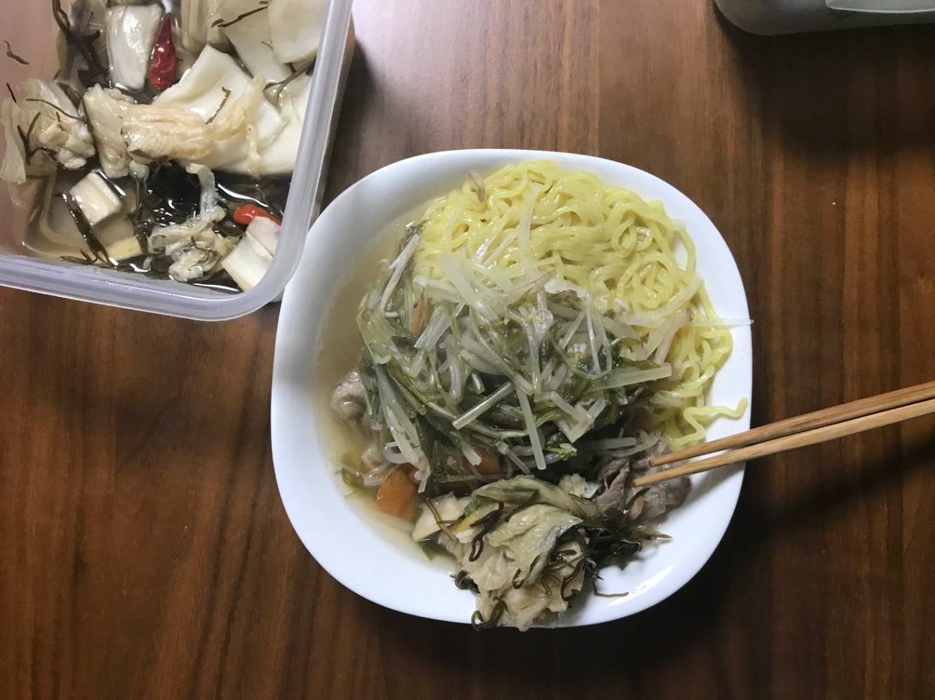 四角い皿に盛られ具材多めのラーメン