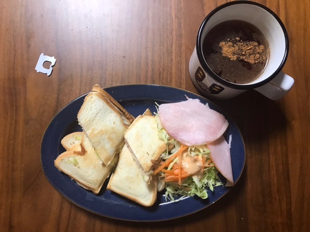 ホットサンドとサラダと紅茶とバッククロージャー