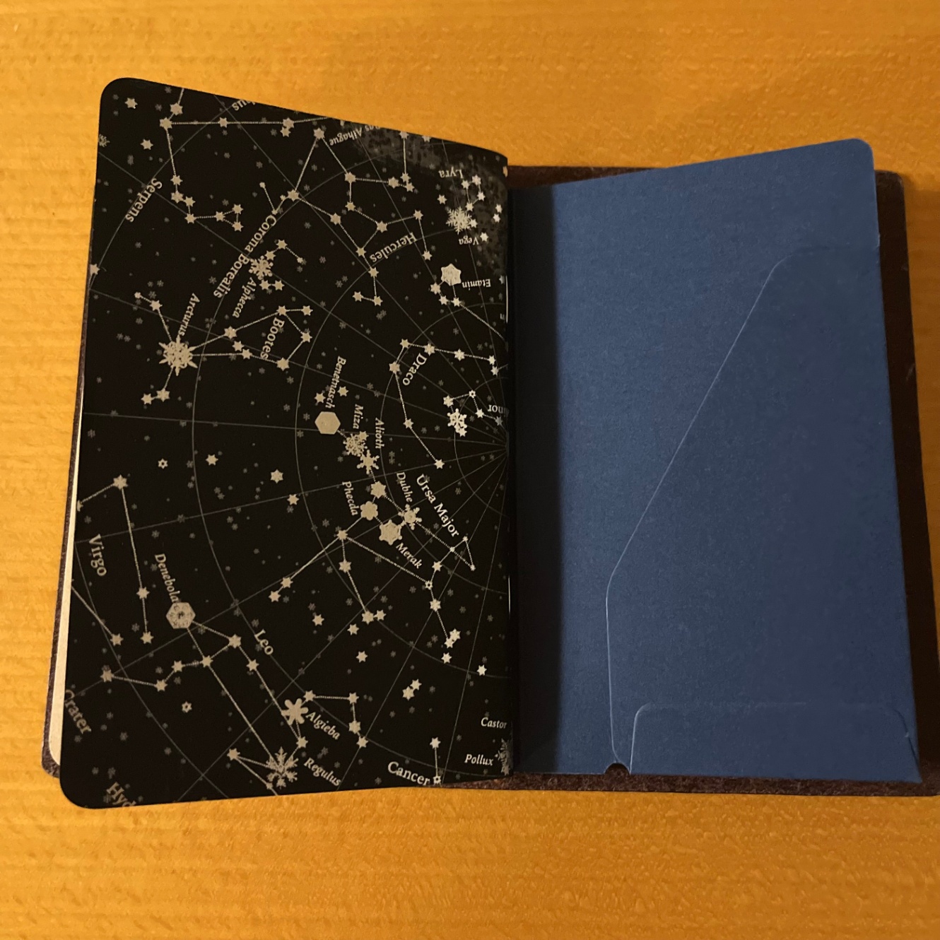 「綺羅星紙」の背表紙とすべてのカバーと使えるペーパーポケットの右半分