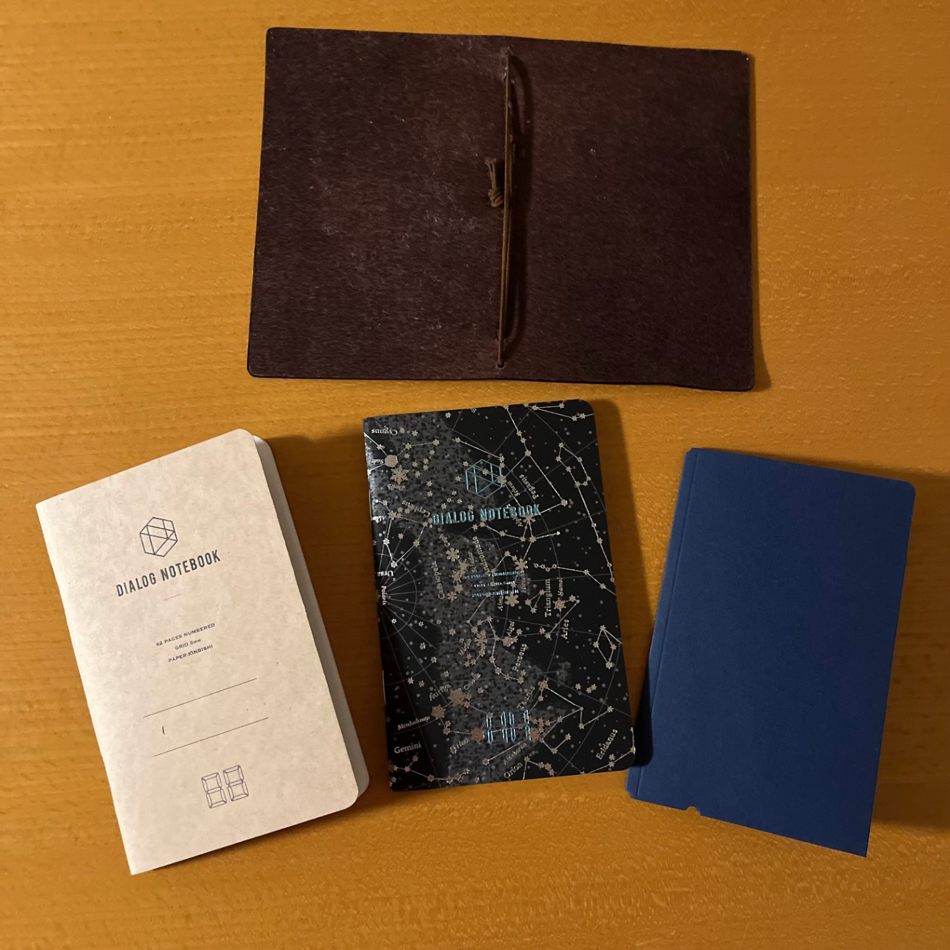 レザーノートカバー、ダイアログノート(方眼)、限定版「綺羅星紙」(ドット方眼)、すべてのカバーと使えるペーパーポケット