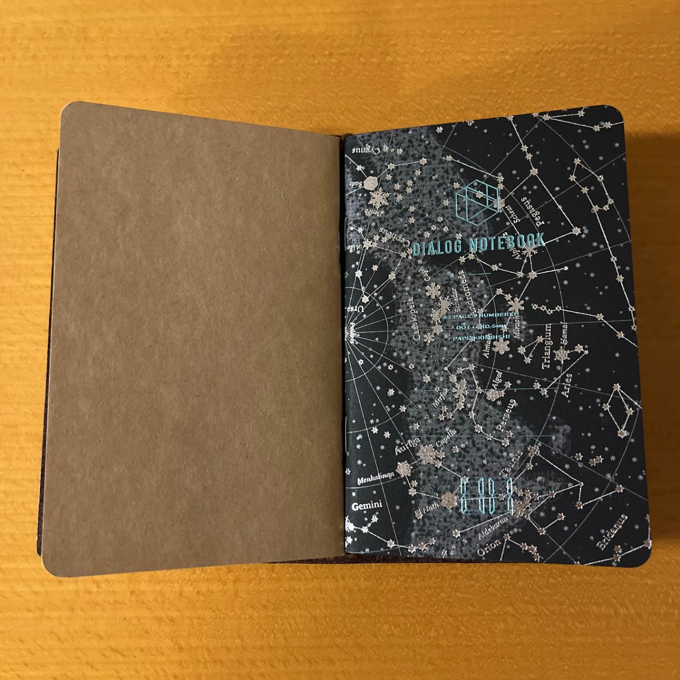 左側にダイアログノートの背表紙、右側に「綺羅星紙」の表紙