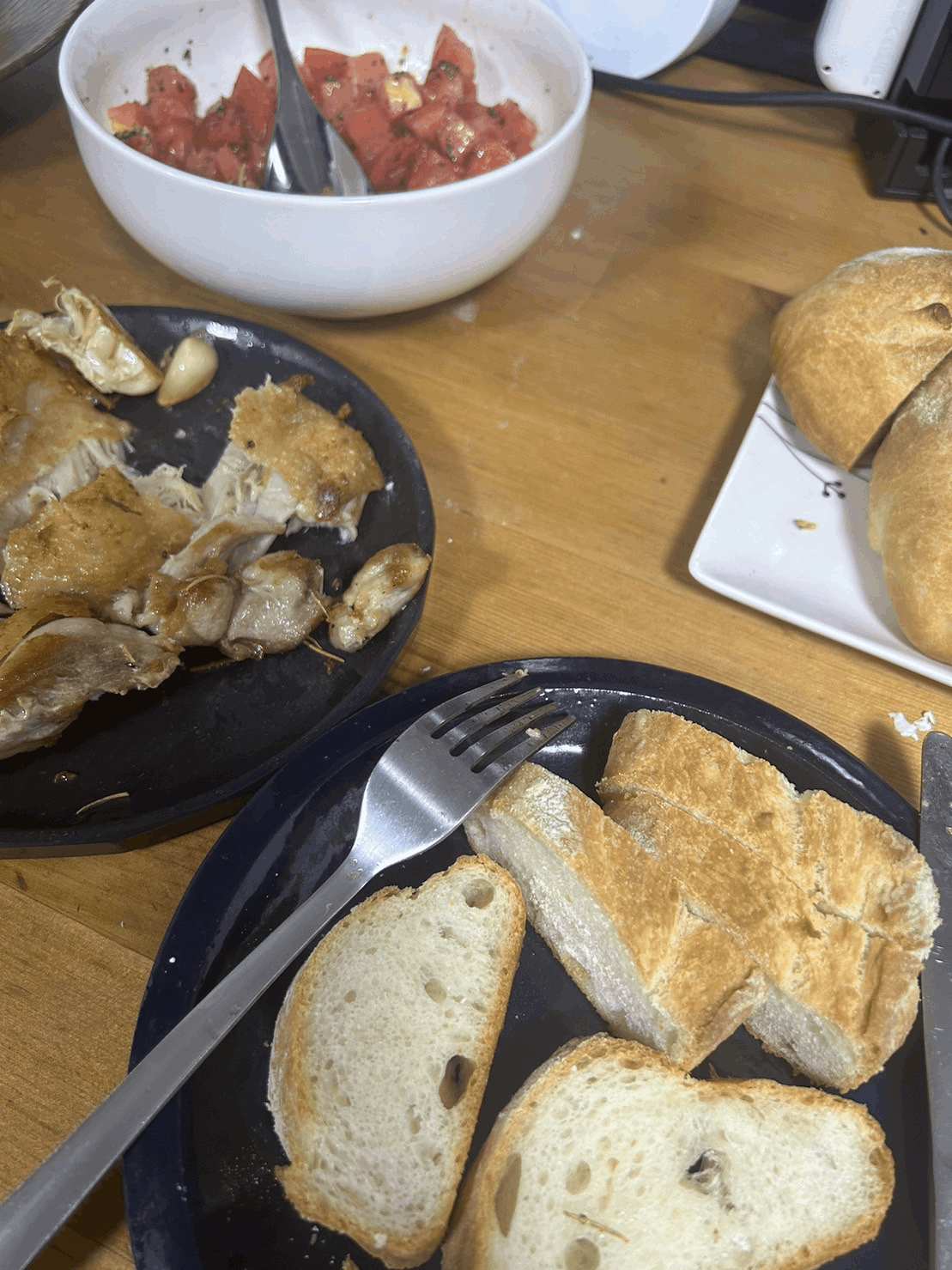 チキンステーキとブルスケッタの具とパン