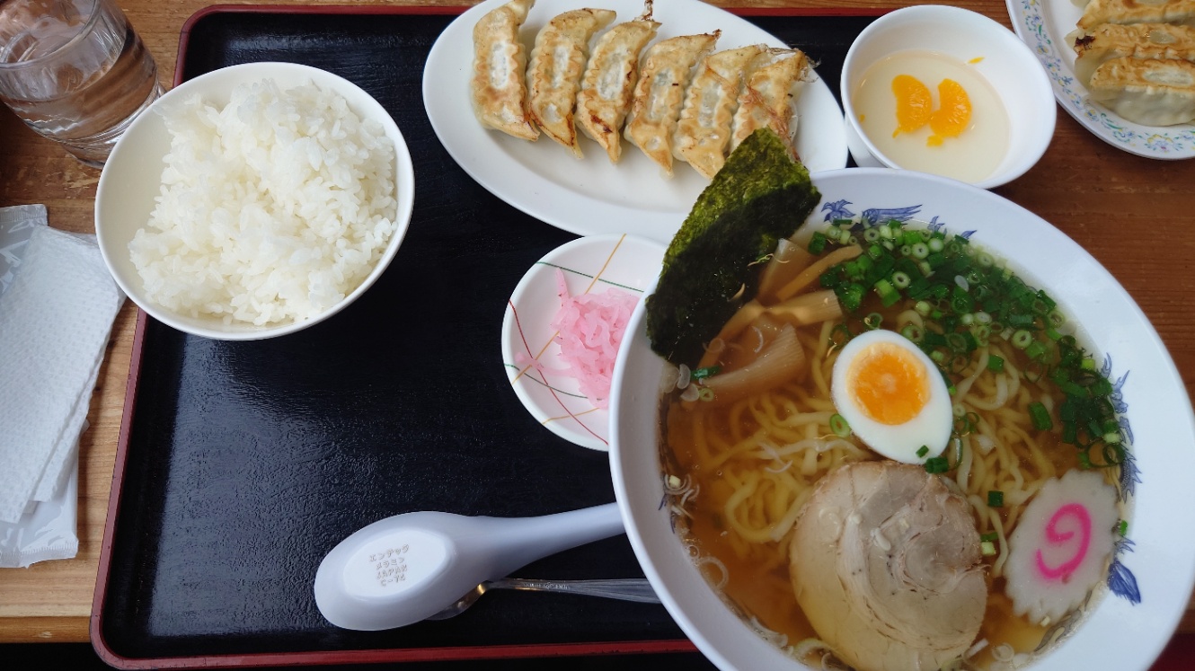 ラーメンと餃子のセット。ラーメンはあっさりで朝からでもつるっとさらっといける。