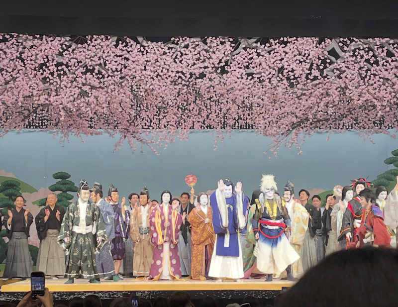 カーテンコールで、役者さんが一斉に舞台に立っている。