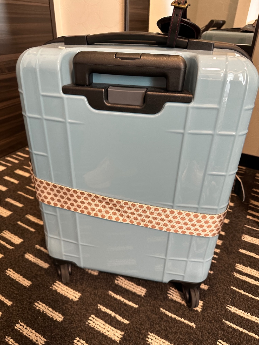 綺麗な水色のスーツケース