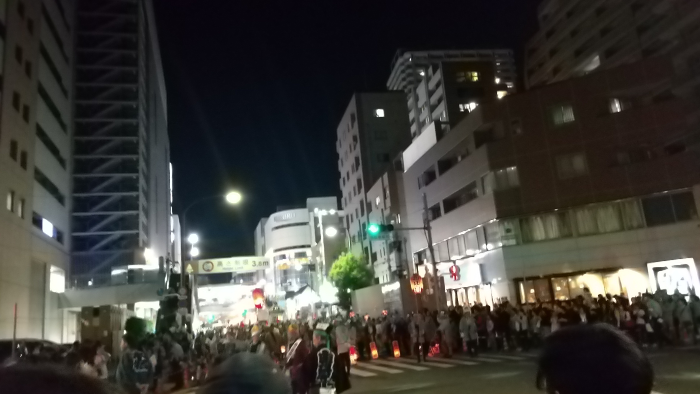 夜の神輿渡御の行列を遠くから眺める