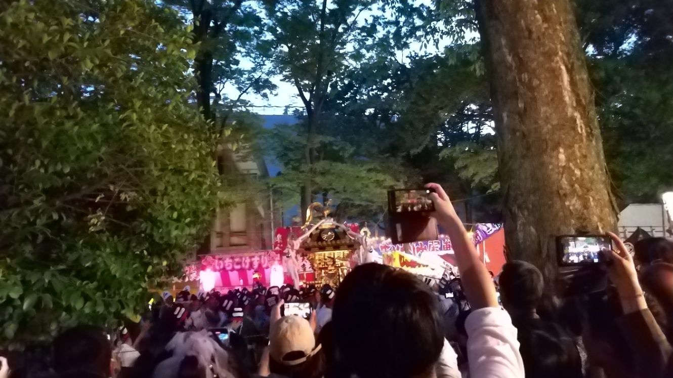 大国魂神社境内での神輿渡御