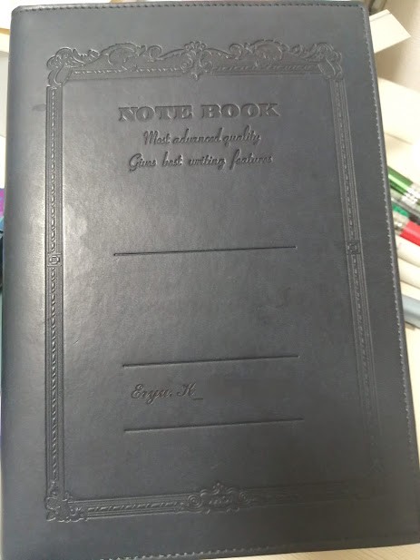 革製のブックカバー。しおりもついていてすごく便利