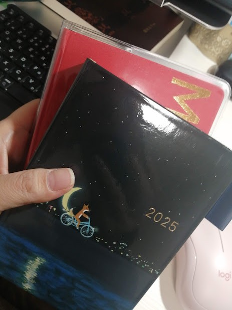 ほぼ日手帳HON。背後の赤い手帳が今年2024年のもの