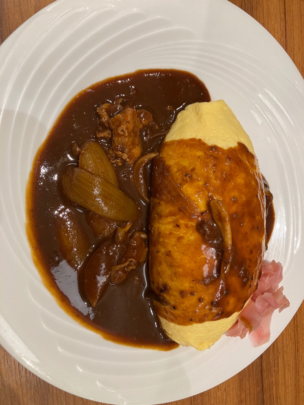 お昼ご飯のデミグラスソースオムライス