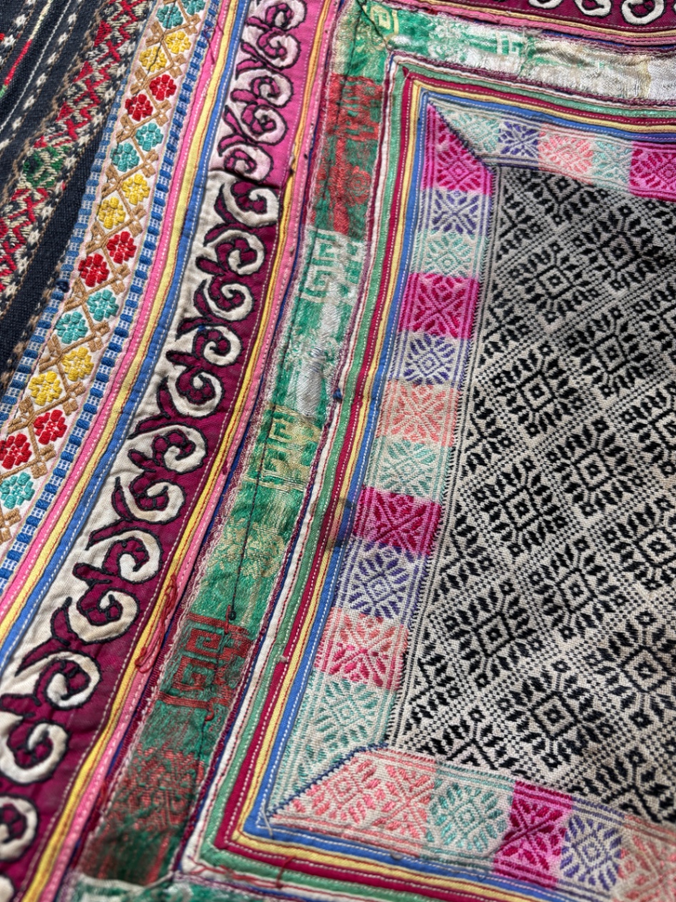 織りや刺繍によって伝統的な柄の施されたカラフルな布
