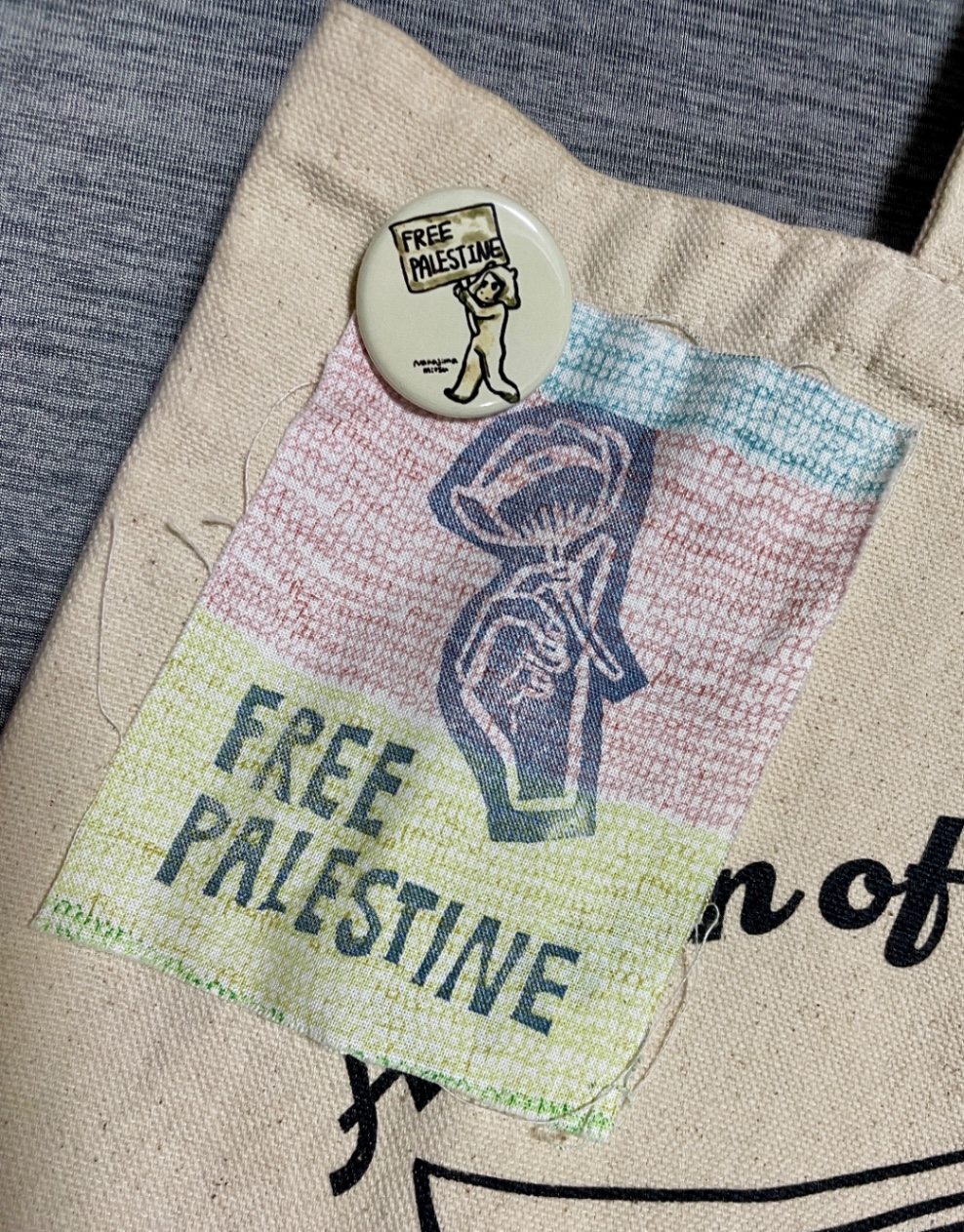 FREE PALESTINEのフラッグと缶バッヂ。文フリでもらった。