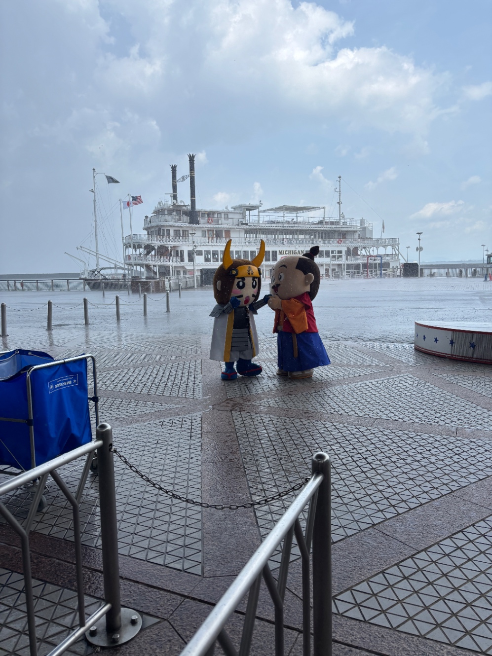 どしゃぶりで出航が遅れているミシガンとひでよしくんとみつなりくん
