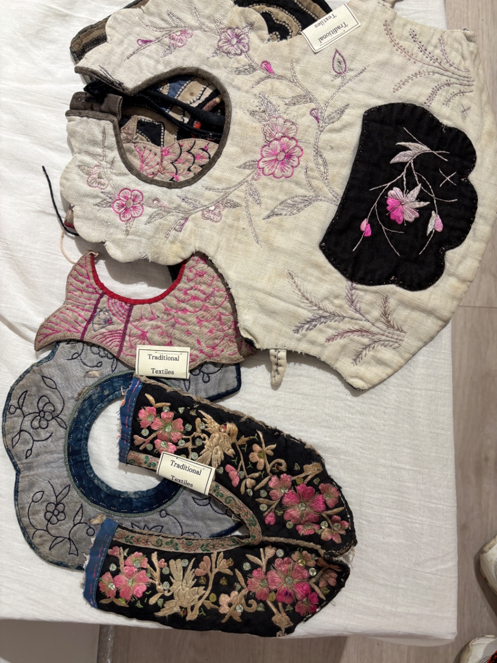 細かい刺繍のしてあるよだれかけ。アンティーク。