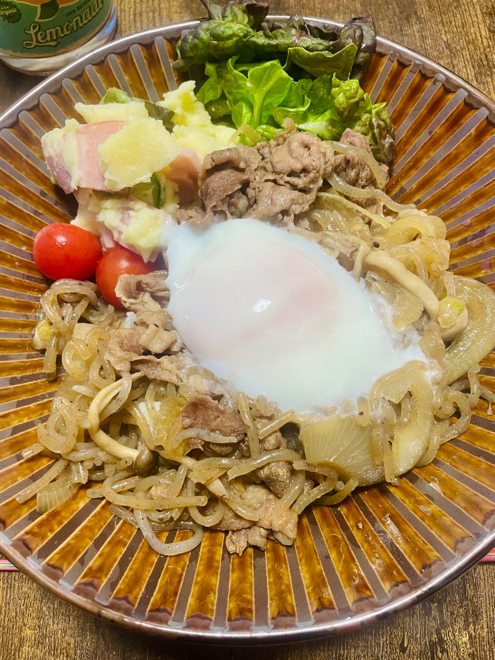 牛丼温玉のっけとポテトサラダとレタスとミニトマト