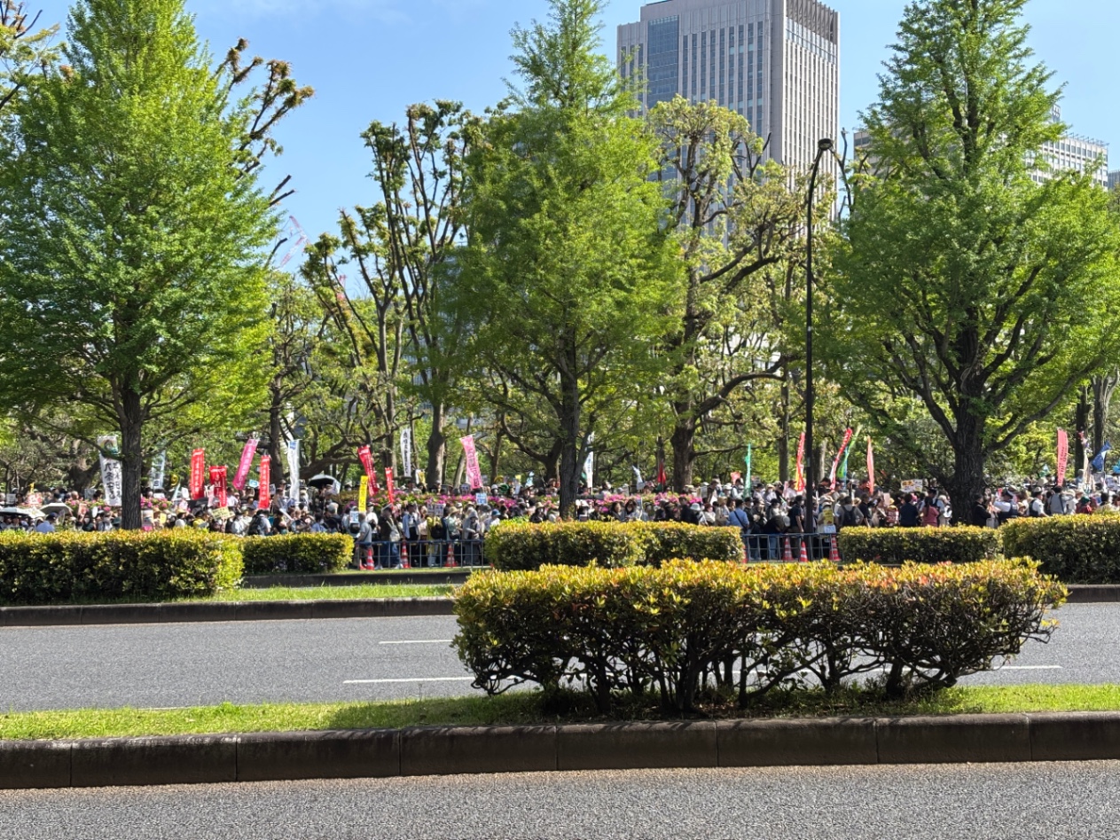 道を挟んだ反対側のデモ隊の様子