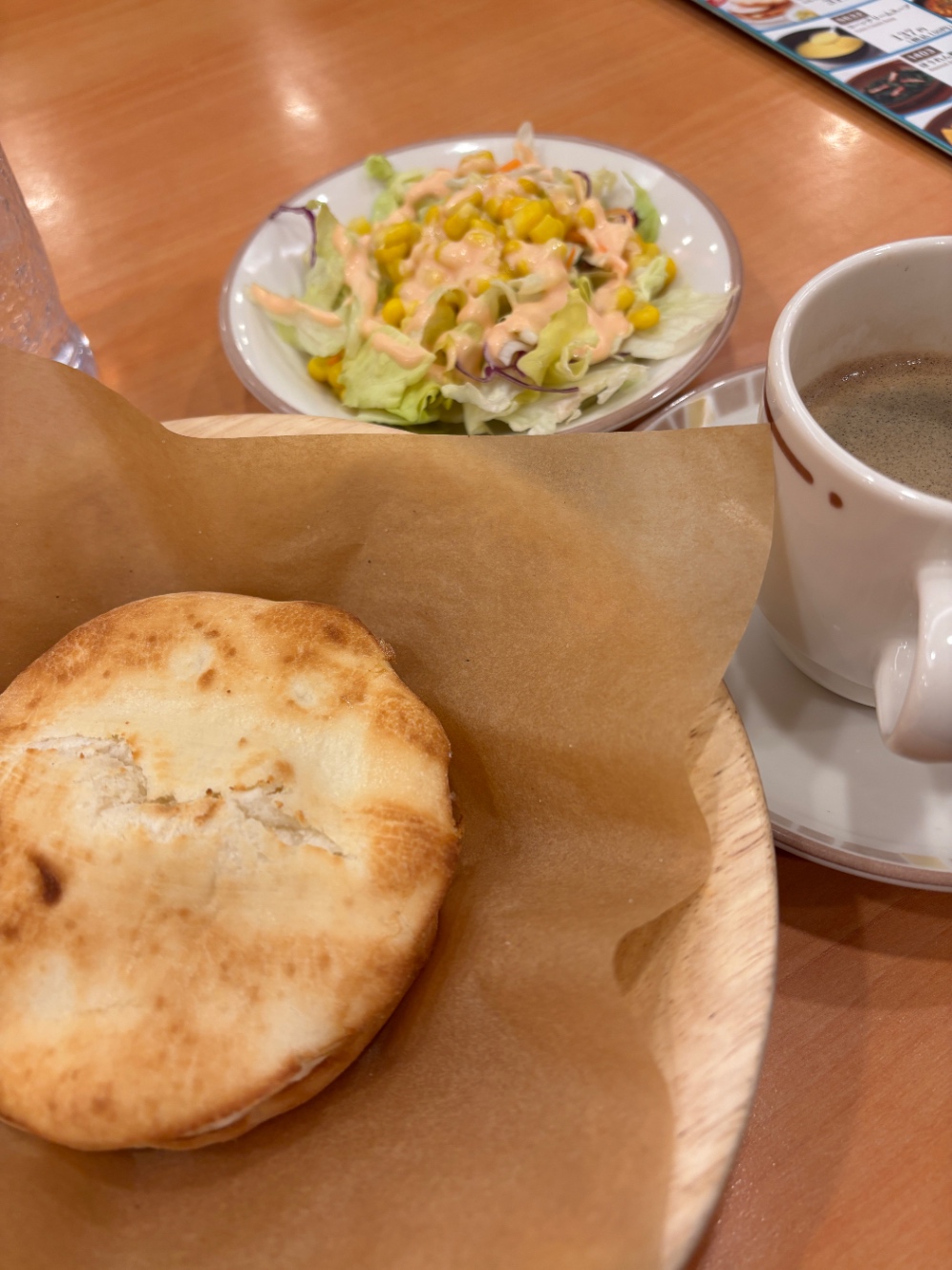 フォカッチャ、サラダ、コーヒーの写真